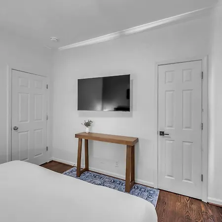 Stylish Near Downtown With 3 Bedrooms & 3 Baths, Walk To Dining & Coffee Shops, Private Yard With Grill, Smart Tvs In Every Room, Driveway Parking For 3, 24 Hr Hospitality Holiday home Nashville
