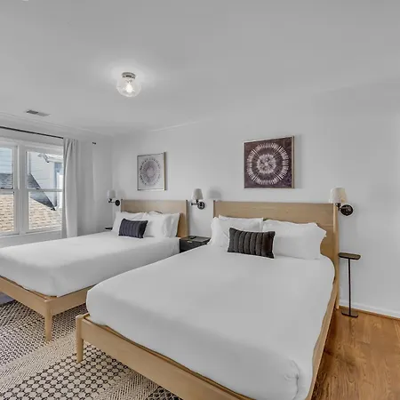 Stylish Near Downtown With 3 Bedrooms & 3 Baths, Walk To Dining & Coffee Shops, Private Yard With Grill, Smart Tvs In Every Room, Driveway Parking For 3, 24 Hr Hospitality *