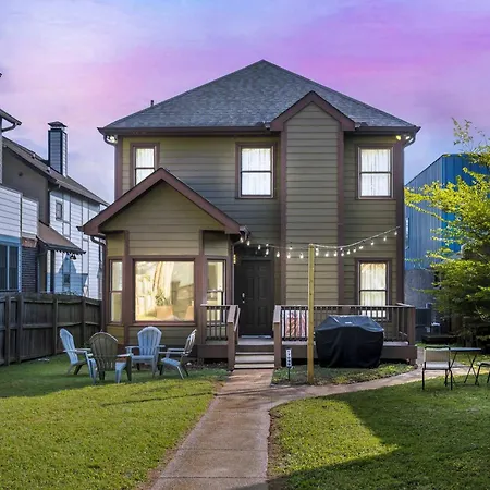 Stylish Near Downtown With 3 Bedrooms & 3 Baths, Walk To Dining & Coffee Shops, Private Yard With Grill, Smart Tvs In Every Room, Driveway Parking For 3, 24 Hr Hospitality Nashville