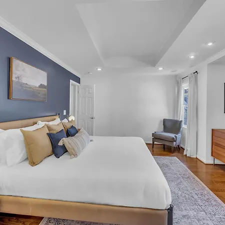 Holiday home Stylish Near Downtown With 3 Bedrooms & 3 Baths, Walk To Dining & Coffee Shops, Private Yard With Grill, Smart Tvs In Every Room, Driveway Parking For 3, 24 Hr Hospitality Nashville