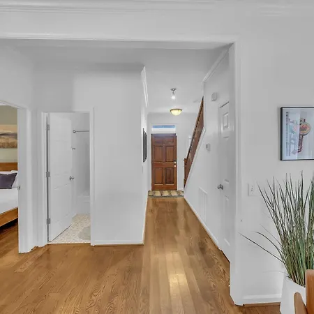 Holiday home Stylish Near Downtown With 3 Bedrooms & 3 Baths, Walk To Dining & Coffee Shops, Private Yard With Grill, Smart Tvs In Every Room, Driveway Parking For 3, 24 Hr Hospitality *