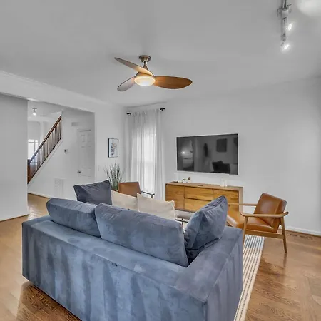 Holiday home Stylish Near Downtown With 3 Bedrooms & 3 Baths, Walk To Dining & Coffee Shops, Private Yard With Grill, Smart Tvs In Every Room, Driveway Parking For 3, 24 Hr Hospitality Nashville