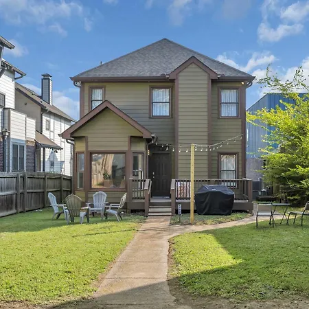 Stylish Near Downtown With 3 Bedrooms & 3 Baths, Walk To Dining & Coffee Shops, Private Yard With Grill, Smart Tvs In Every Room, Driveway Parking For 3, 24 Hr Hospitality * Nashville