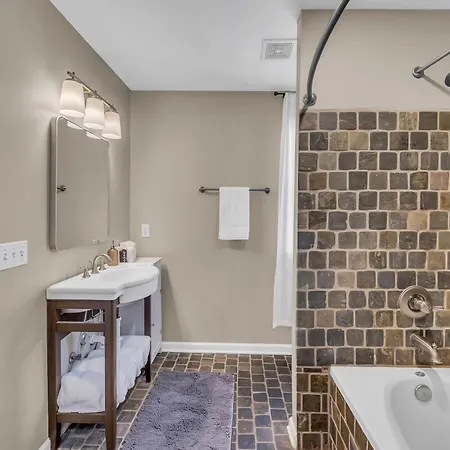 Holiday home Stylish Near Downtown With 3 Bedrooms & 3 Baths, Walk To Dining & Coffee Shops, Private Yard With Grill, Smart Tvs In Every Room, Driveway Parking For 3, 24 Hr Hospitality *