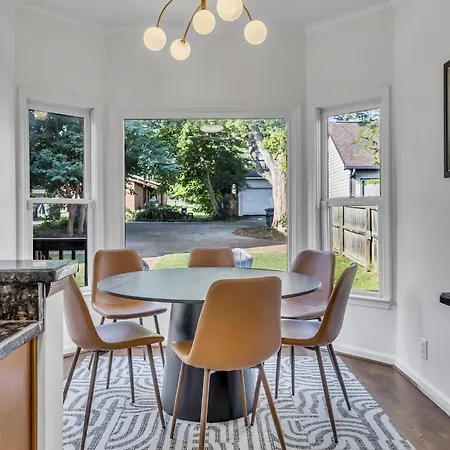Holiday home Stylish Near Downtown With 3 Bedrooms & 3 Baths, Walk To Dining & Coffee Shops, Private Yard With Grill, Smart Tvs In Every Room, Driveway Parking For 3, 24 Hr Hospitality