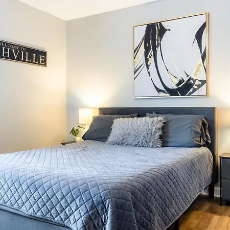 Charming 2 Bedroom In With Free Parking Apartment