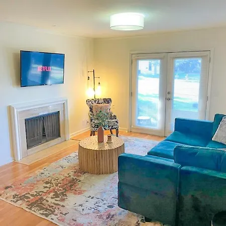 Stylish 2br With Balcony And Optional Parking Near Vanderbilt & Broadway Apartment *
