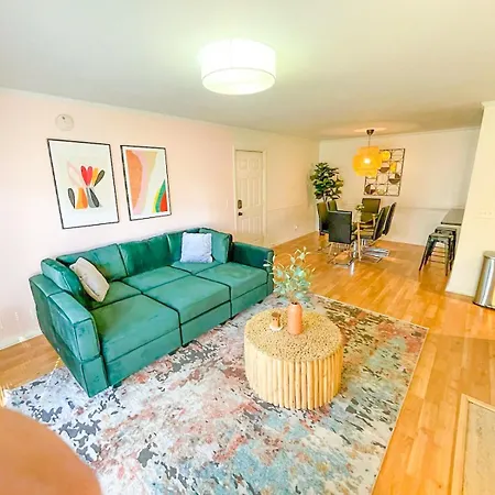 Stylish 2br With Balcony And Optional Parking Near Vanderbilt & Broadway Apartment Nashville