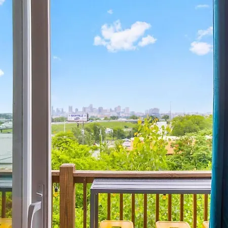 Lights My Fire Bnb, Skyline View! 5 Mins To Dt! Holiday home