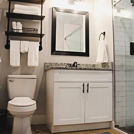 Retreat Near Downtown Apartment