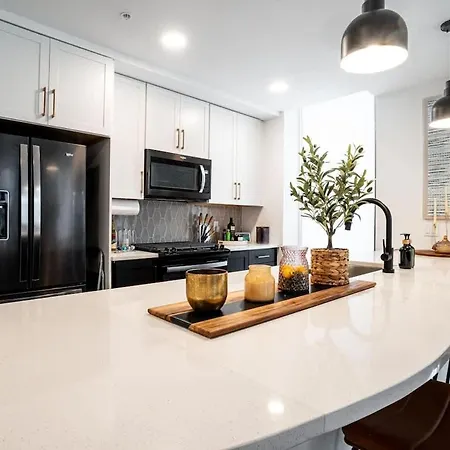 Apartment 2-bed 2-bath Luxury Retreat *