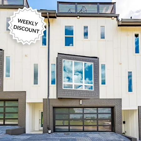 Holiday home 10 Min To Dt - Rooftop, Garage, Firepit, W&d