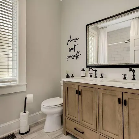 Private House Downtown - Near Broadway!