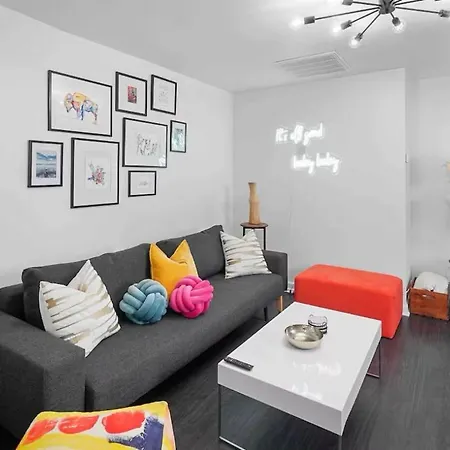 Chic 2br Nasvhille Getaway- Fenced Yard- 8min To Broadway! Holiday home Nashville