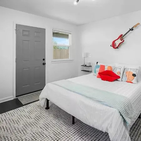 Holiday home Chic 2br Nasvhille Getaway- Fenced Yard- 8min To Broadway! Nashville