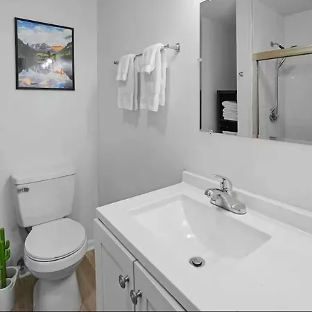 Chic 2br Nasvhille Getaway- Fenced Yard- 8min To Broadway! Nashville