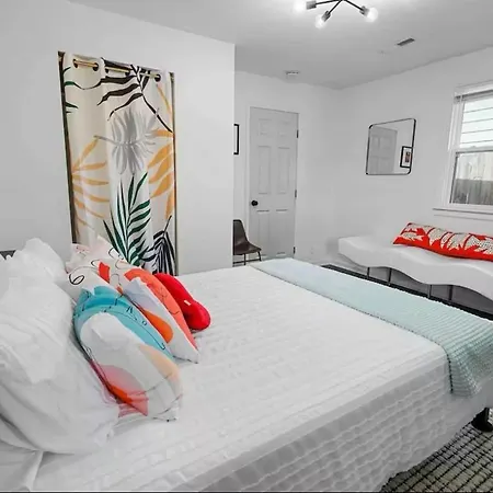 Holiday home Chic 2br Nasvhille Getaway- Fenced Yard- 8min To Broadway!