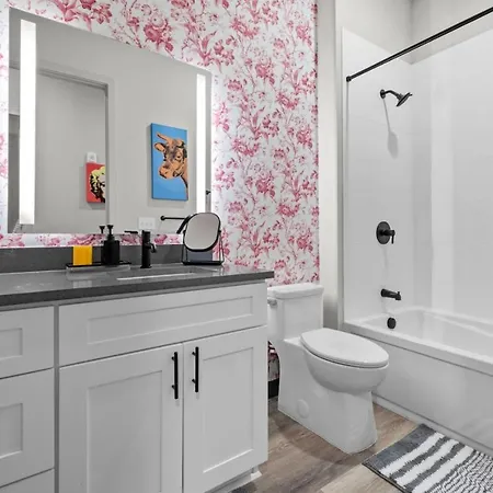 Trendy 2 Bedroom Retreat - Near Nashvilles Venues * Nashville