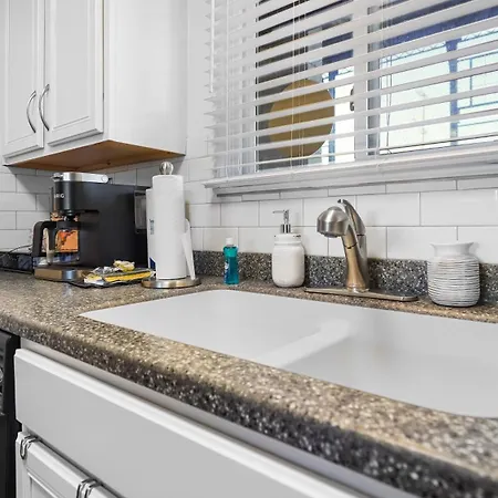 Apartment 750 First Avenue North *