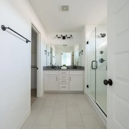 1 King 3 Queens Ground Washer & Dryer Holiday home *