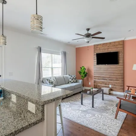 1 King 3 Queens Ground Washer & Dryer Holiday home Nashville