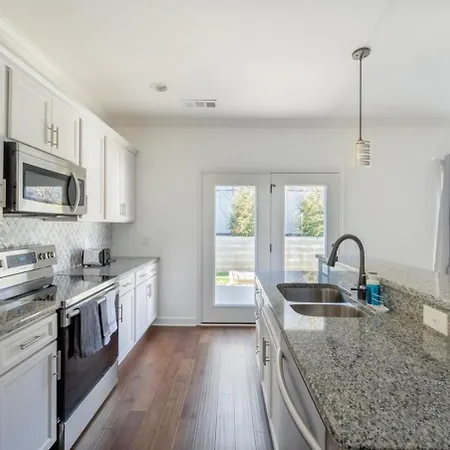 1 King 3 Queens Ground Washer & Dryer Holiday home Nashville