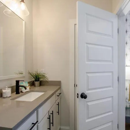 Beautiful Luxury Townhome Very Close To Broadway Holiday home *