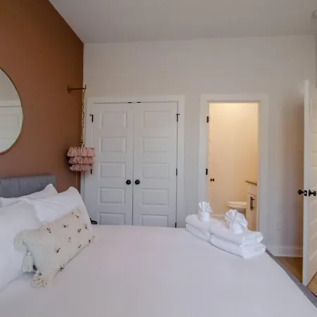 Beautiful Luxury Townhome Very Close To Broadway Holiday home