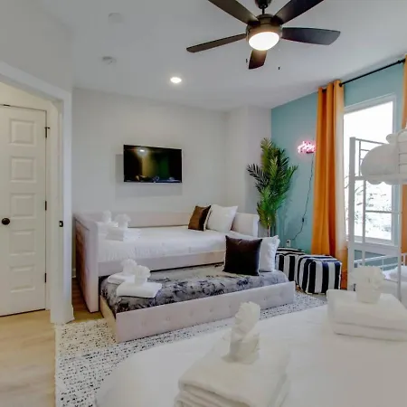 Beautiful Luxury Townhome Very Close To Broadway Holiday home