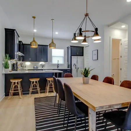 Beautiful Luxury Townhome Very Close To Broadway *