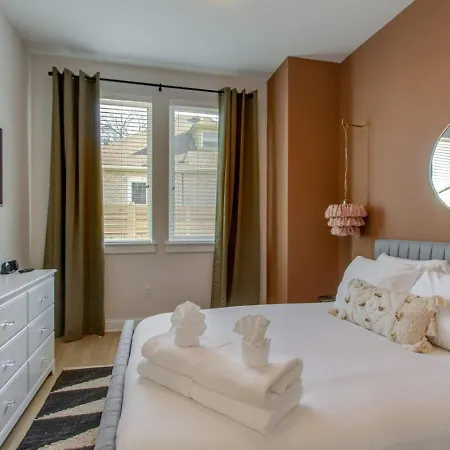 Beautiful Luxury Townhome Very Close To Broadway Holiday home *