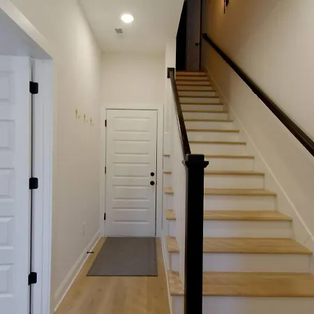 Beautiful Luxury Townhome Very Close To Broadway Holiday home Nashville