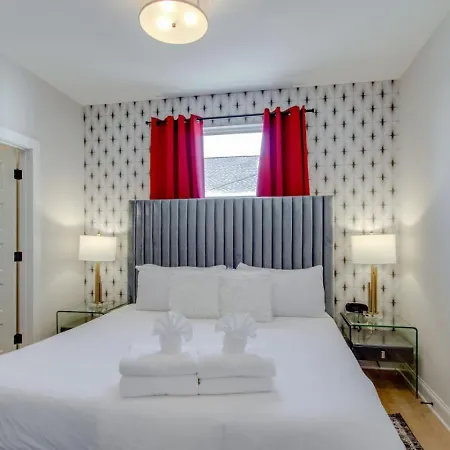 Beautiful Luxury Townhome Very Close To Broadway *