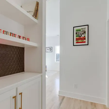 Downtown Luxury Great For Big Groups Holiday home *