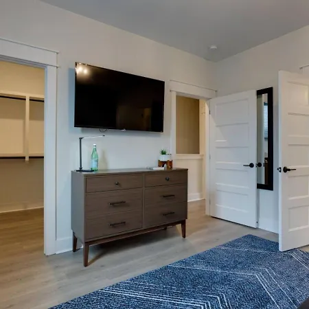 Holiday home East Beauty Minutes To Downtown *