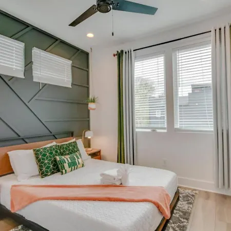 10 Mins To Broadway Rooftop Patio And Putting Holiday home Nashville