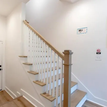 10 Mins To Broadway Rooftop Patio And Putting Holiday home *