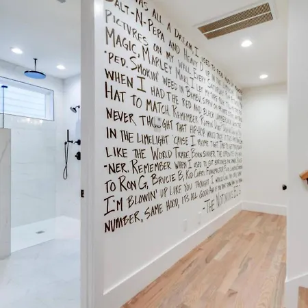Holiday home The Ultimate Hip-hop Haven With Rooftop Patio *