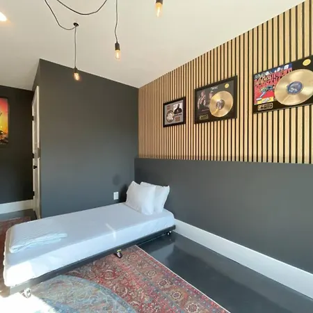 Holiday home The Ultimate Hip-hop Haven With Rooftop Patio *