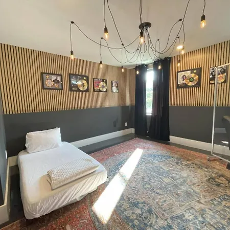 Holiday home The Ultimate Hip-hop Haven With Rooftop Patio