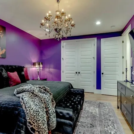 The Ultimate Hip-hop Haven With Rooftop Patio Holiday home