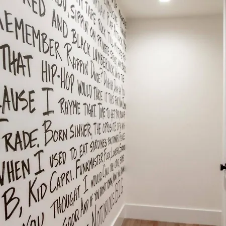 Holiday home The Ultimate Hip-hop Haven With Rooftop Patio