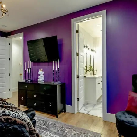 The Ultimate Hip-hop Haven With Rooftop Patio Holiday home