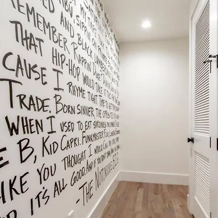 Holiday home The Ultimate Hip-hop Haven With Rooftop Patio