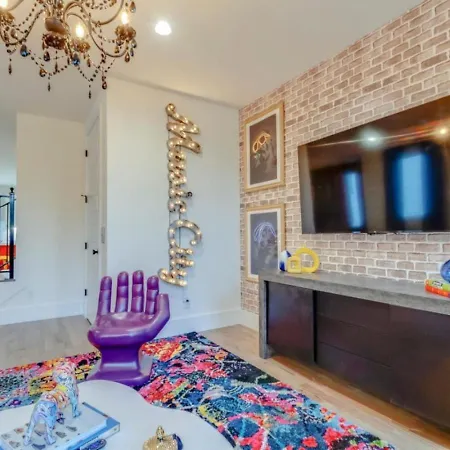Holiday home The Ultimate Hip-hop Haven With Rooftop Patio *