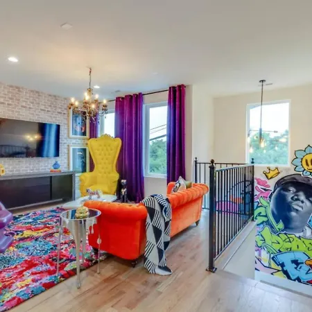 Holiday home The Ultimate Hip-hop Haven With Rooftop Patio