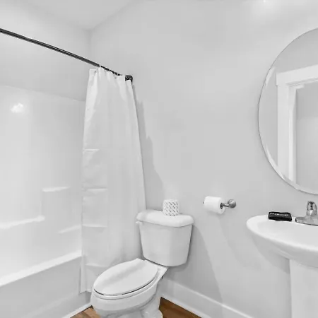 Massive 3 Bedroom With Garage Parking