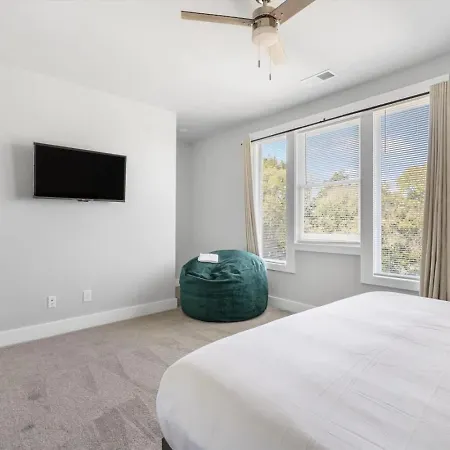 Massive 3 Bedroom With Garage Parking *