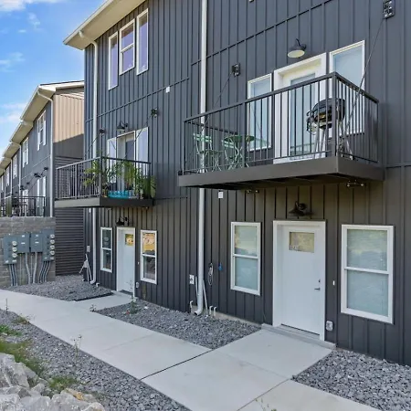 Massive 3 Bedroom With Garage Parking * Nashville