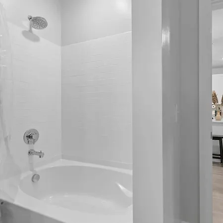 5min To Dt Pool King Bed Full Gym Parking Apartment *